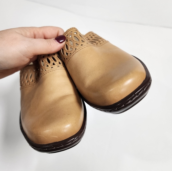 Clarks laser-cut tan leather slip-on mules womens size 9 - Picture 8 of 14